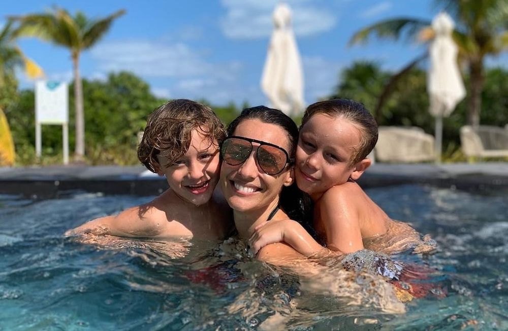 El tierno video de Pampita saludando a sus hijos a la distancia