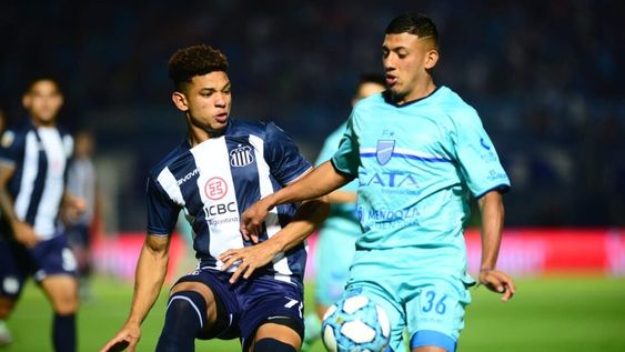 El Matador ante Godoy Cruz, por las semifinales de Copa Argentina, partido disputado en San Luis. (José Gabriel Hernández / La Voz).