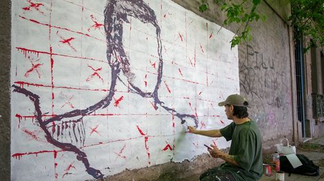 Los Andes | Un joven que había vandalizado un muro en Ciudad ya enmienda los daños