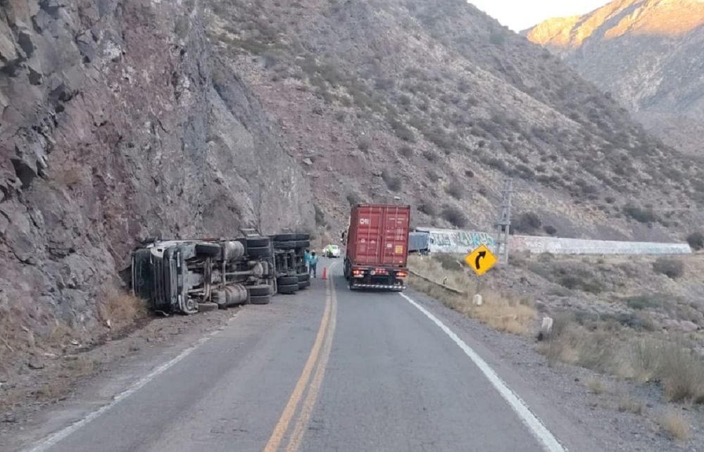 Vuelco de camión en Alta Montaña