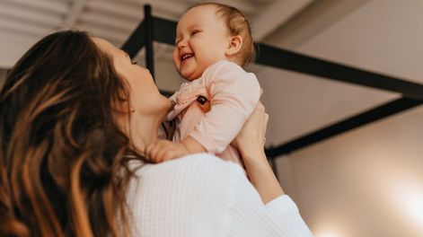 La ciencia es clara: no existe tal cosa como sobreproteger a un bebé.