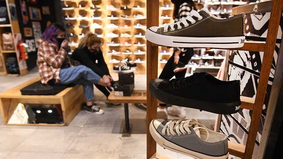 Los empleados de comercio reclaman una recomposición de alrededor de 10 puntos sobre el acuerdo cerrado a principio de año. /Foto :José Gutierrez / Los Andes