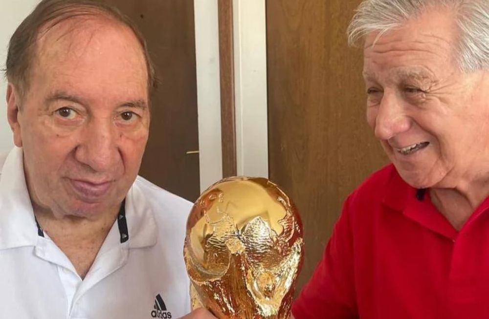 El ex DT campeón en 1986 pudo recibir la copa del mundo que ganó Argentina en Qatar.