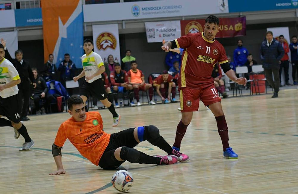 Nicolás Páez intenta definir ante la salida del arquero Ríos. Mendoza comenzó con el pie derecho en el Argentino de Selecciones. Foto: Orlando Pelichotti / Los Andes