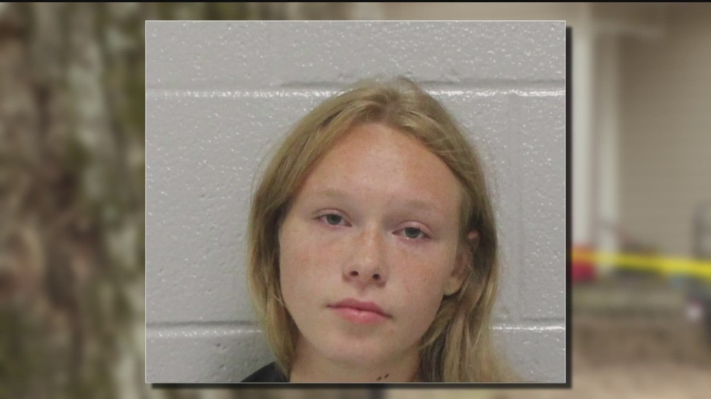 Una adolescente fue detenida tras ser acusada de asesinar a su madre y su padrastro