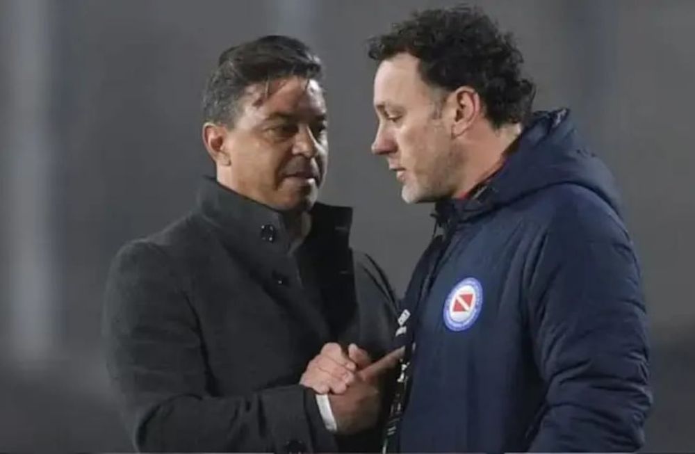 Gallardo y Milito se conocen muy bien y hasta se sacaron chispas en un cruce de CONMEBOL #Libertadores: así se marcaban la cancha luego del 1-1 entre Argentinos y River en 2021 (el Millo ganó 2-0 en La Paternal y avanzó de ronda).