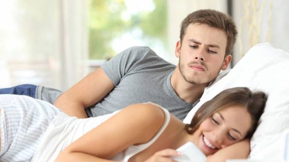 Espiar el Facebook, correos y contactos de celular a la pareja es un delito federal