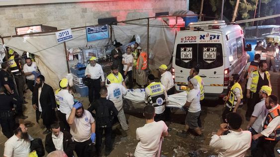 Oficiales de seguridad y rescatistas israelíes cuerpos de víctimas que murieron durante las celebraciones de Lag BaOmer en el monte Meron en el norte de Israel.