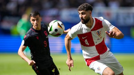 Los Andes | Josko Gvardiol de Croacia corre con el balón mientras lo persigue Jasir Asani de Albania en el encuentro del Grupo B de la Eurocopa. / Gentileza.