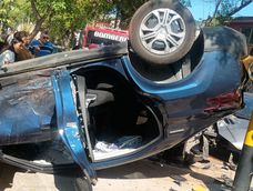 Choque y vuelco en Ciudad terminó con tres heridos&nbsp;