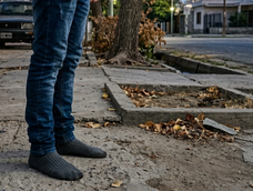 Asalto: una mujer le robó las zapatillas a un chico de 15 años en la calle en Las Heras Asalto: una mujer le robó las zapatillas a un chico de 15 años en la calle en Las Heras