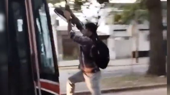 El hecho ocurrió hoy, en horas de la mañana, cuando un padre se disponía a esperar un colectivo para llevar a su hija a la escuela. Luego de que el chofer no los dejara subir, el hombre comenzó a gritar. Foto: Captura video