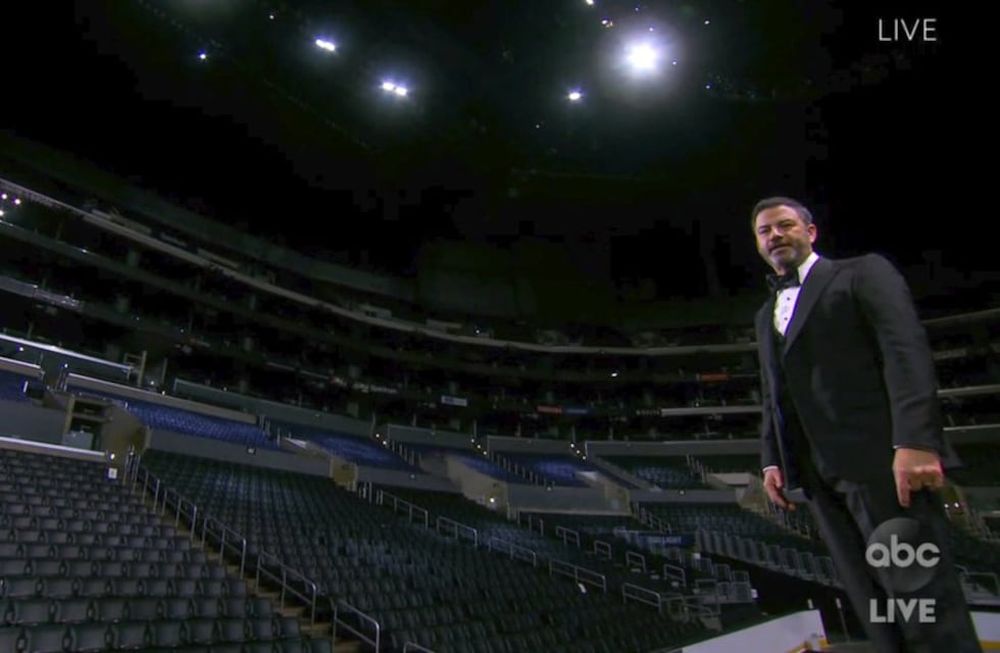 En esta imagen de video del domingo 20 de septiembre del 2020, cortesía de la Academia de las Artes y Ciencias Televisivas, el anfitrión Jimmy Kimmel habla en el escenario de un teatro vacío durante la transmisión de la 72da edición de los premios Emmy. (The Television Academy and ABC Entertainment via AP).