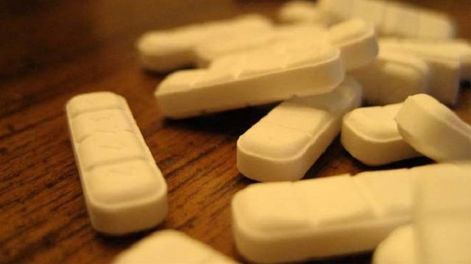 Expulsaron a tres estudiantes por llevar una torta con clonazepam a la escuela: tres compañeros terminaron en el hospital.