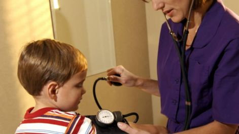 Los especialistas recomiendan el control médico en niños al inicio de clases. Foto ilustrativa.