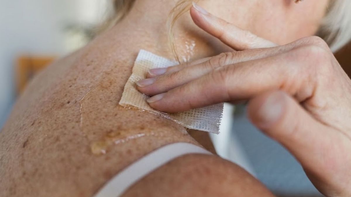 Cómo lavar y cuidar la piel del cuello con vinagre: por qué especialistas recomiendan hacerlo de noche