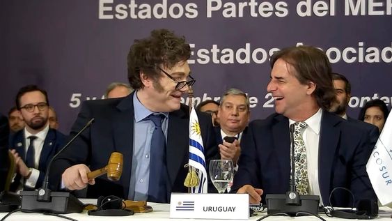 El presidente Javier Milei participa de la Cumbre de Líderes del Mercosur que se realiza Montevideo y en la que Argentina asumirá la presidencia \pro tempore\ del bloque regional. FOTO: captura/NA