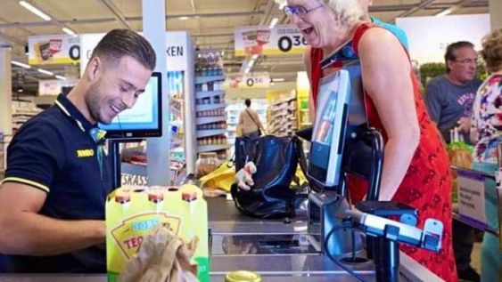 Entre las capacitaciones hay una para operario de cajas, orientada al desarrollo de habilidades para poder brindar un trato cordial al cliente, procesar diversas formas de pago y reconocer las necesidades específicas de la función.