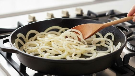 el ingrediente que hace que las cebollas sean translucidas en lugar de marrones, segun la chef diana burkel