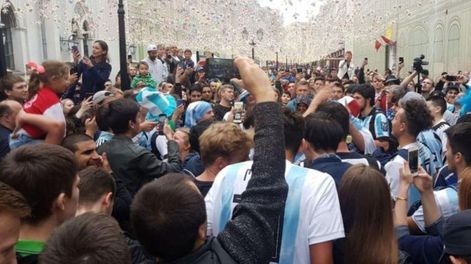 Un ruso cayó de un sexto piso sobre un hincha argentino que resultó herido