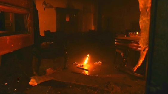 Así quedó el interior de la Legislatura luego del ataque e incendio de un reducido grupo de personas que se manifestaba por el femicidio de Florencia Romano. Mariana Villa / Los Andes