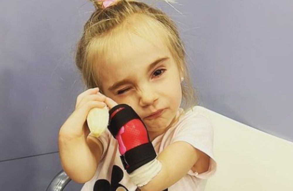 Tras 3 operaciones y una historia de vida que conmovió al mundo, la pequeña Juanita vuelve a Mendoza. Foto: Instagram @todo.por.juanita