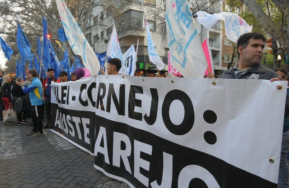 Protestas de agrupaciones sociales y partidos de izquierda contra el presidente Javier Milei en las afueras del hotel en Mendoza donde se desarrolla la 45° Convención Anual del IAEF. Foto: Marcelo Rolland / Los Andes