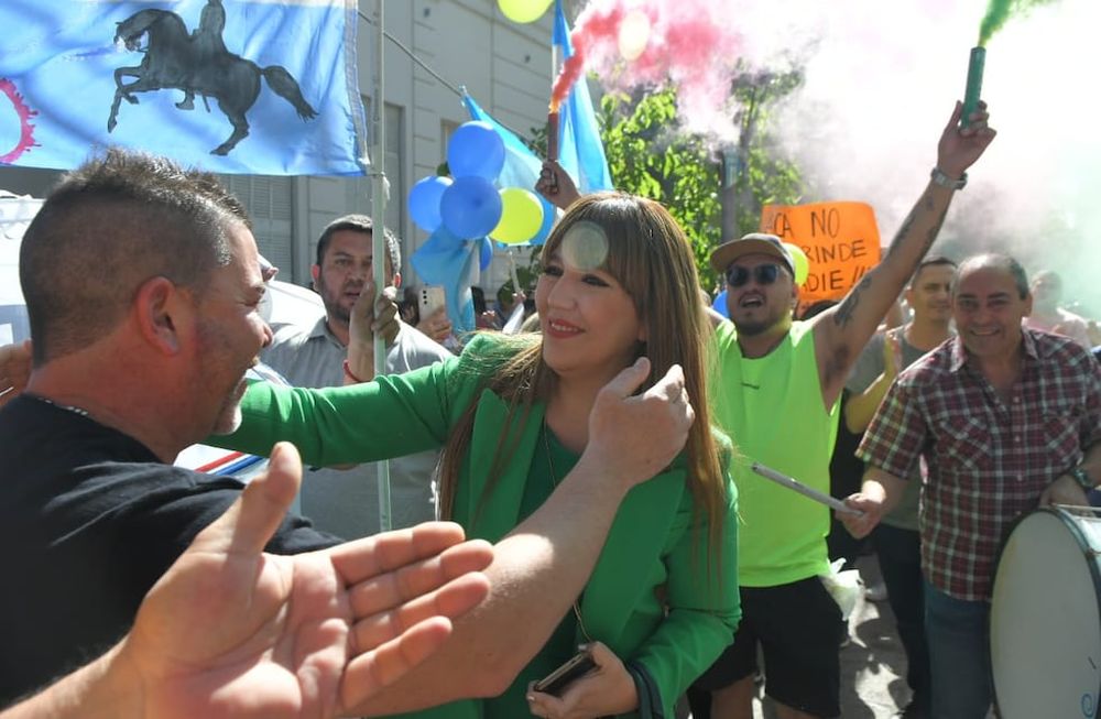 La diputada electa fue con hinchada a la Legislatura, donde se definirá si autorizarán que asuma la banca. Foto: Ignacio Blanco / Los Andes