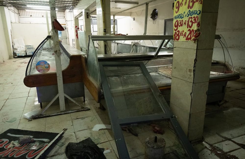 Un grupo de personas intentó saquear un supermercado Atomo de la calle Independencia y Laprida de Las Heras durante la tarde, pero la Policía logró detenerlos a tiempo. Sin embargo, se dispersaron y comenzaron a robar en negocios de la zona causando daños en vidrieras y saqueando a pequeños comercios.Foto: Ignacio Blanco / Los Andes