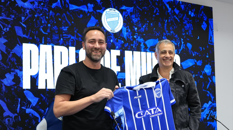 El flamante entrenador del Tomba junto al presidente de la institución, José Manzur.