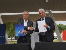 Alfredo Cornejo habló un poco de Milei y el caso $LIBRA después de firmar un convenio con el gobernador de San Luis, Claudio Poggi, en Desaguadero. Foto: Gobierno de Mendoza. Alfredo Cornejo habló un poco de Milei y el caso $LIBRA después de firmar un convenio con el gobernador de San Luis, Claudio Poggi, en Desaguadero. Foto: Gobierno de Mendoza.