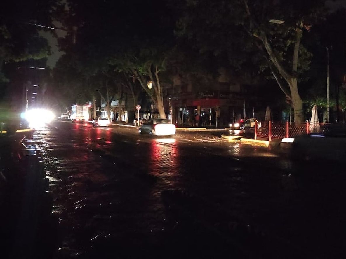 Por la fuerte tormenta eléctrica hubo cortes de luz en varias zonas del Gran Mendoza.