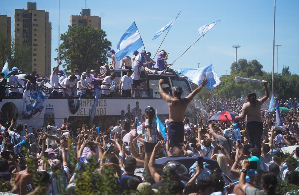 A un vendedor ambulante se le cayó su mercadería en pleno festejo en Buenos Aires y los hinchas lo ayudaron a recuperarla. / Foto: Clarín