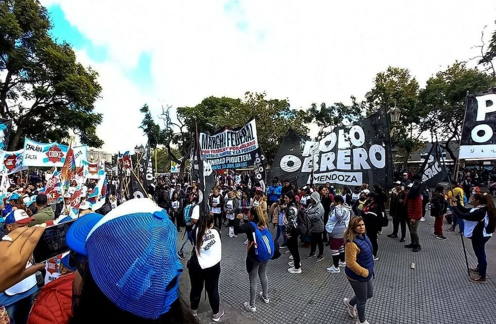 Agrupaciones del Polo Obrero de Mendoza ya están en Buenos Aires para participar del tercer día de protestas federales. / Foto: Gentileza