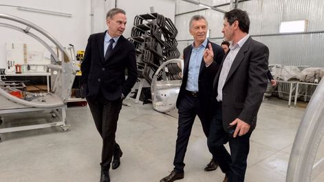 Macri elimina las contribuciones patronales para las Pymes que tomen empleados