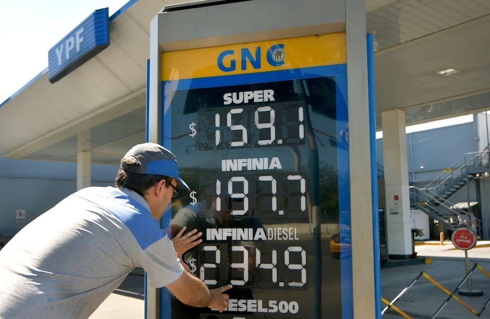 Aumento en el precio de los combustibles de YPF. Desde el domingo, las estaciones de servicio escribieron los nuevos valores de sus productos en sus pizarras. Foto: Orlando Pelichotti
