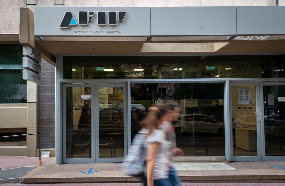 La columna de contribuyentes llegará el lunes a la Administración Federal de Ingresos Públicos AFIP, delegación Mendoza, para presentar un recurso ante la oficina del Tribunal Fiscal. Foto: Ignacio Blanco / Los Andes