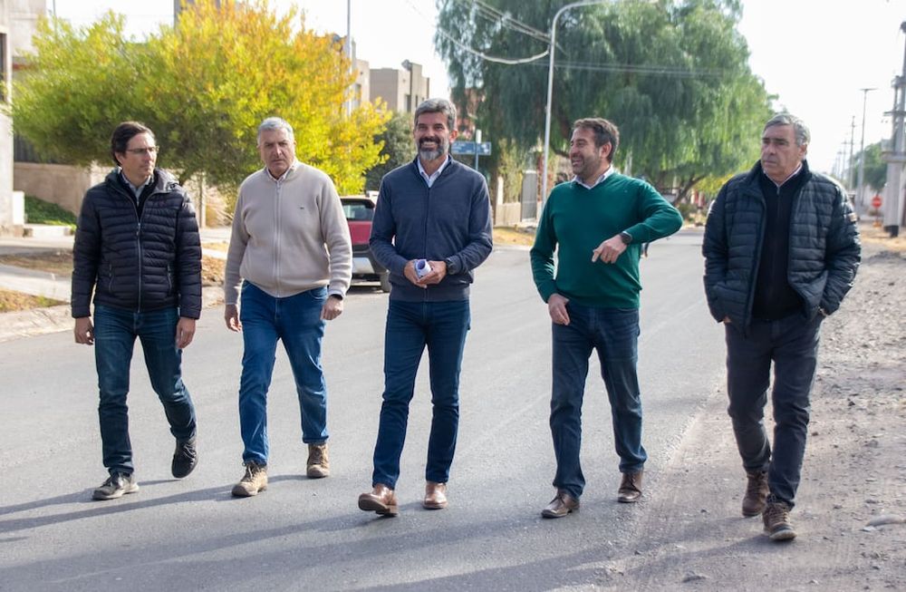 Ulpiano Suarez y Mario Isgró recorrieron la calle Doctor Cicchitti, donde se concretarán obras viales