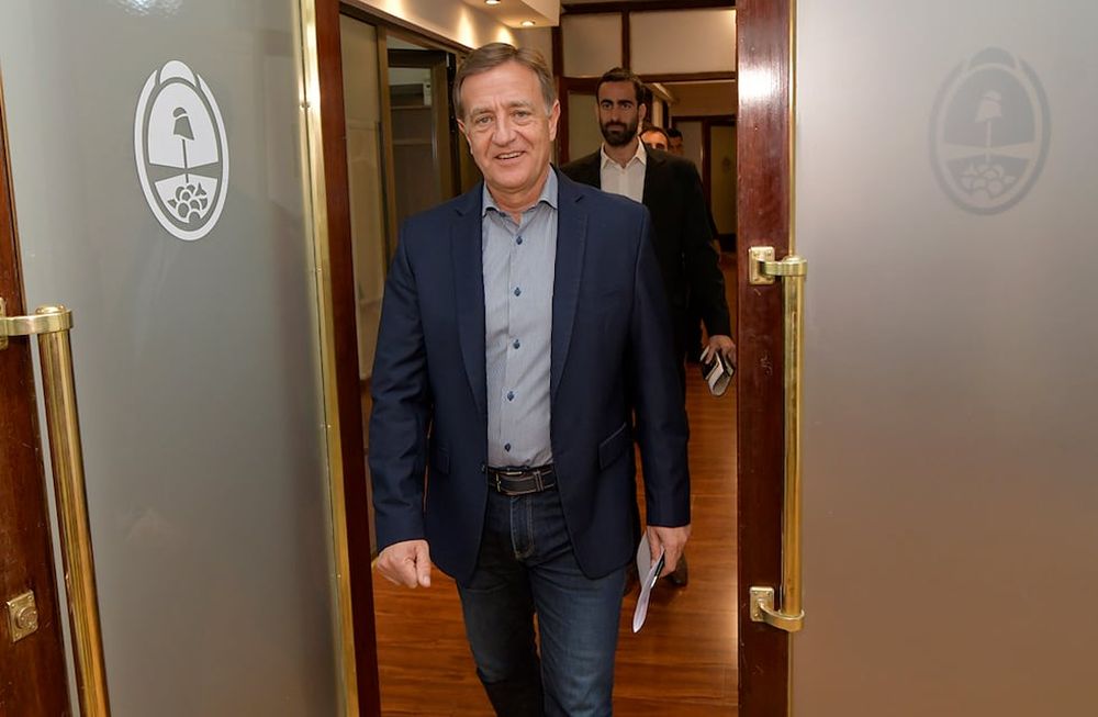 El gobernador Rodolfo Suárez, y el ministro de Hacienda Víctor Fayad. Los números le dieron una buena noticia en un mes complicado por la pelea paritaria y el pago de deuda.Foto: Orlando Pelichotti / Los Andes