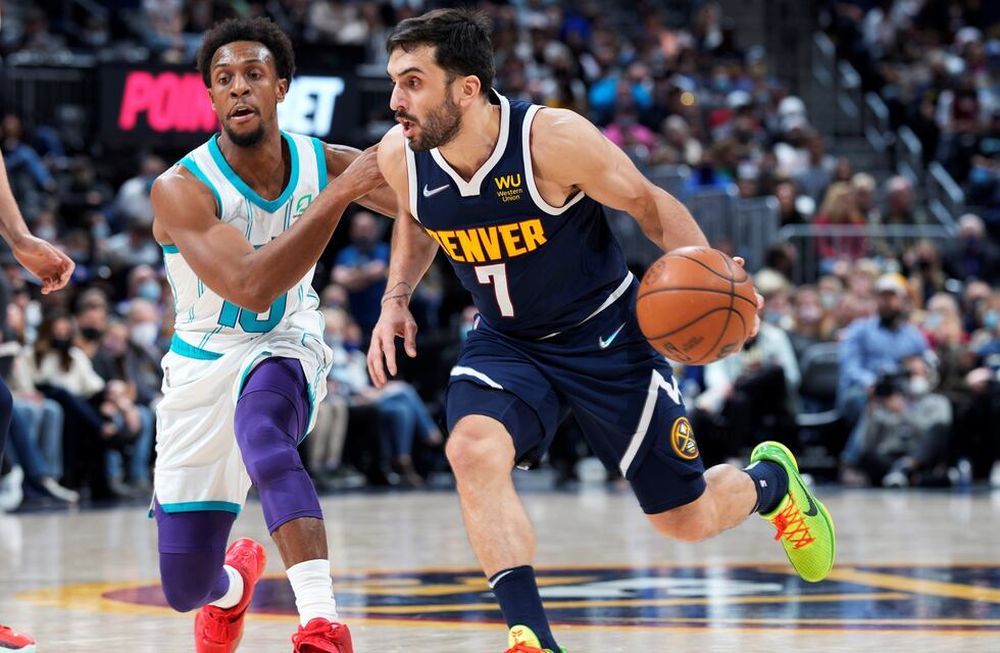 Campazzo tuco una de sus noches más completas. Hizo de todo, hasta una tapa en donde apareció de la nada, para ganar un balón ante el ataque de los Hornets. /AP