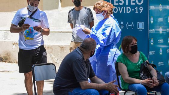 Desde ahora los contactos estrechos asintomáticos con esquema completo de vacunación no tendrán que aislarse. Foto: Mariana Villa / Los Andes