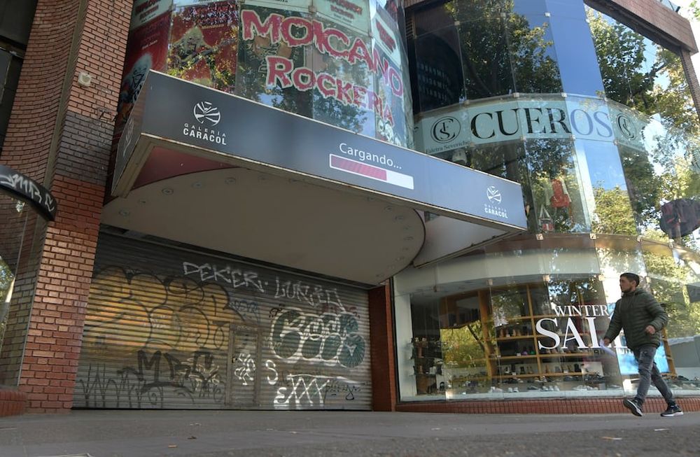 Así luce hoy el Centro por el Día del Empleado de Comercio. En la foto, la Galería Caracol. - Foto: Orlando Pelichotti/ Los Andes