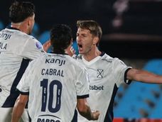 Gimenez, figura de Independiente de Avellaneda, autor de dos goles en el trinfo del Rojo en Uruguay.&nbsp;
