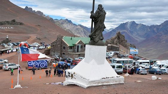 El Cristo se levantó exactamente en el límite de ambos países, sobre el monte Panta y frente al Puente de Inca.