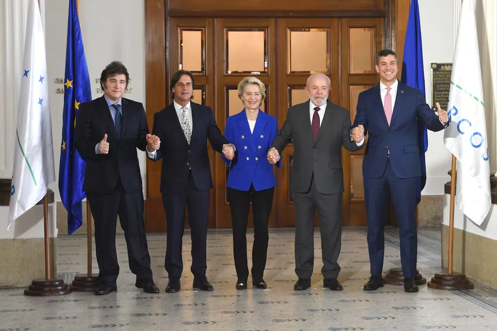 De izquierda a derecha: los presidentes de Argentina, Javier Milei; de Uruguay, Luis Lacalle Pou (dejó el cargo en 2025); la Comisión Europea, Ursula von der Leyen; de Brasil, Lula da Silva; y de Paraguay, Santiago Peña.