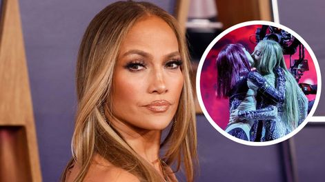Así fue el beso apasionado que Jennifer López le dio a una de sus bailarinas
