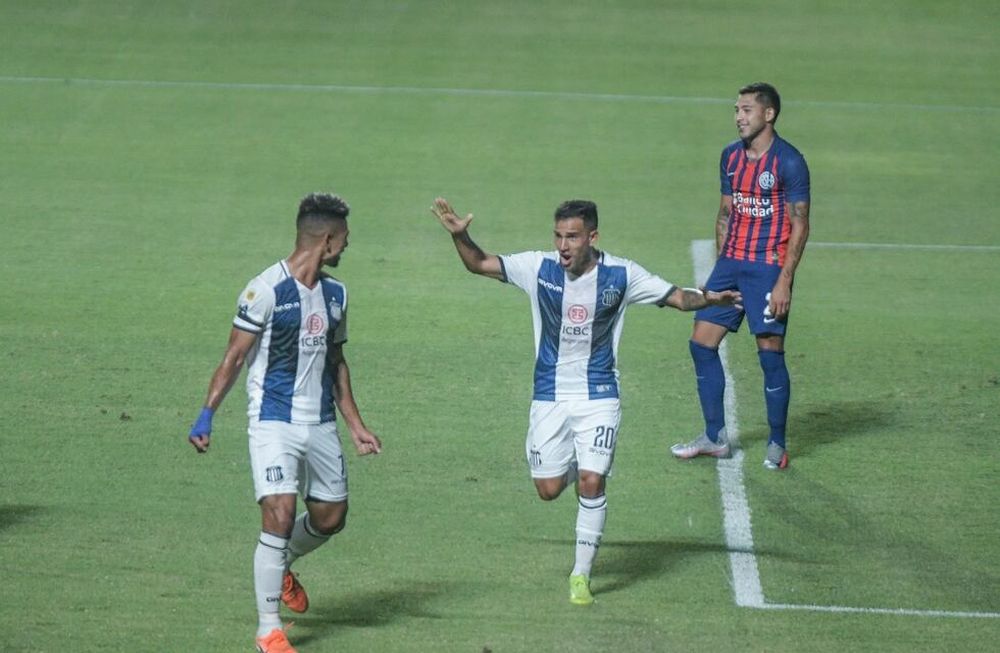 Festejo Albiazul por el gol en contra para el 1 a 0 sobre San Lorenzo.