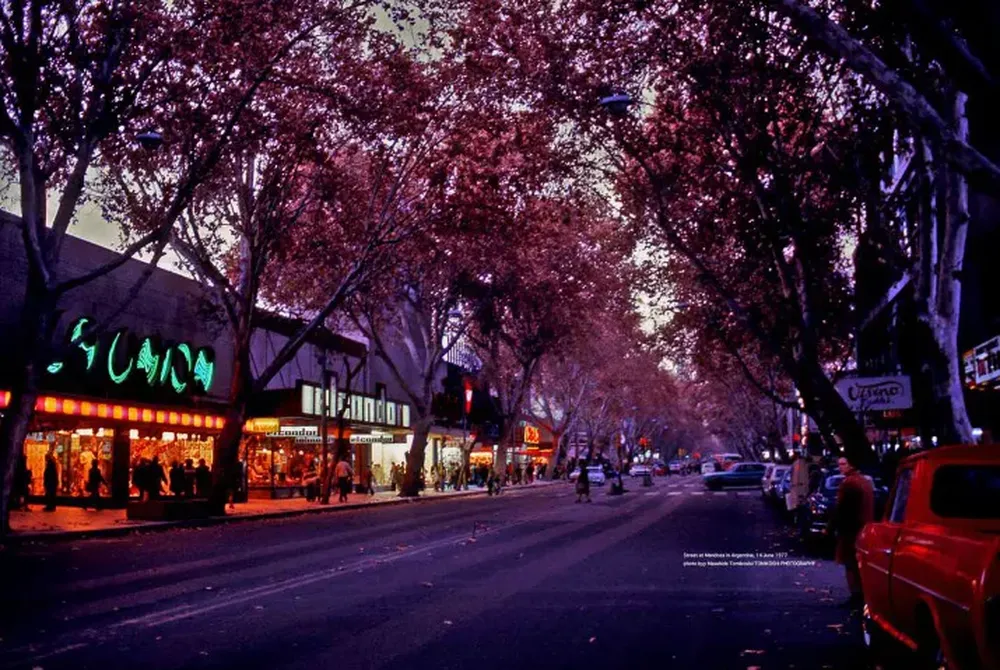 Street at Mendoza in Argentina, 14 June 1977 photo byy Masahide Tomikoshi/TOMIKOSHI PHOTOGRAPHY