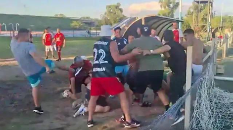 Fuerte pelea entre dos facciones de Camioneros en la cancha de Argentino de Merlo.