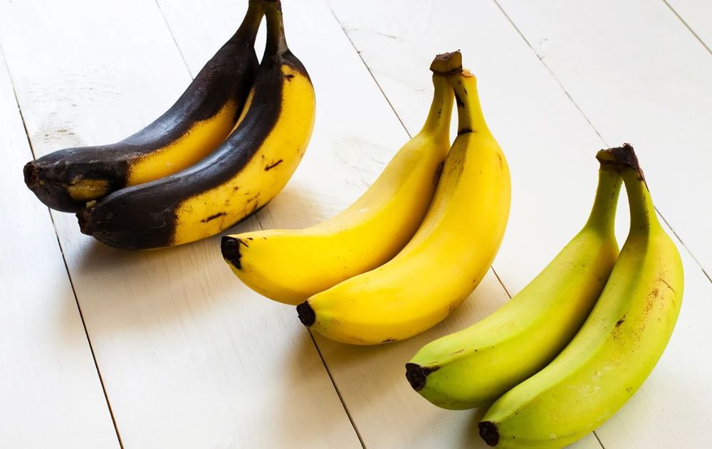 La banana debe consumirse con moderación para evitar una ingesta excesiva de calorías o azúcar.